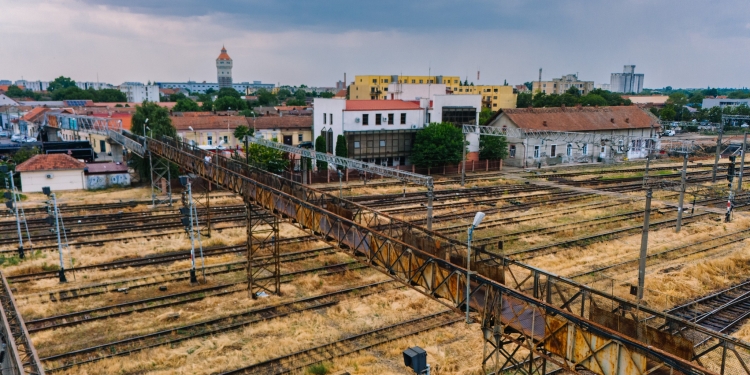 Se demolează pasarela pietonală din zona Gării de Nord Timișoara