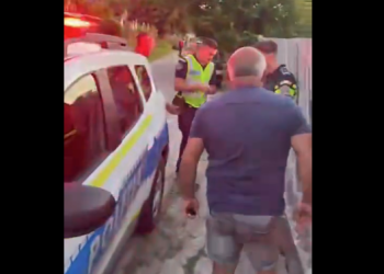 Polițist din Banat, atacat de săteni! A scos pistolul pentru a se apăra