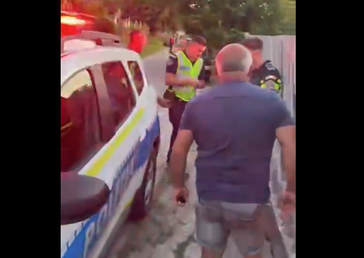 Polițist din Banat, atacat de săteni! A scos pistolul pentru a se apăra