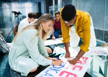 Licenii timișoreni pot să atragă proiecte pentru școlile lor