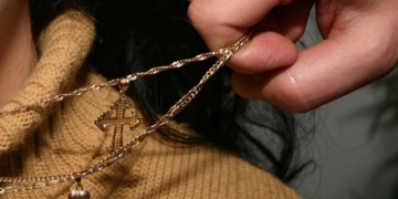 Bărbat arestat după ce a smuls lănțișorul de la gâtul unei bătrâne, la Timișoara