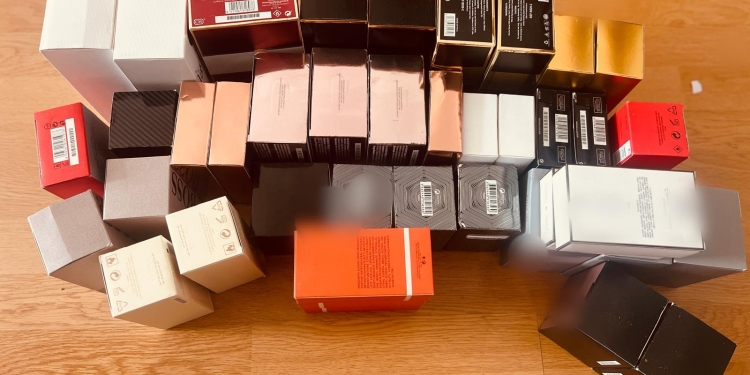 Produse contrafăcute în Piața Flavia! Jandarmii au confiscat parfumuri și ochelari de soare FOTO