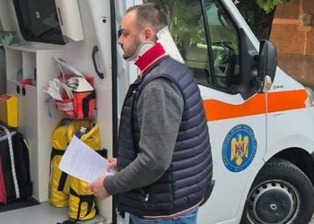 Bărbatul care l-a lovit cu o sticlă în cap pe primarul din Șandra, trimis în judecată pentru ultraj