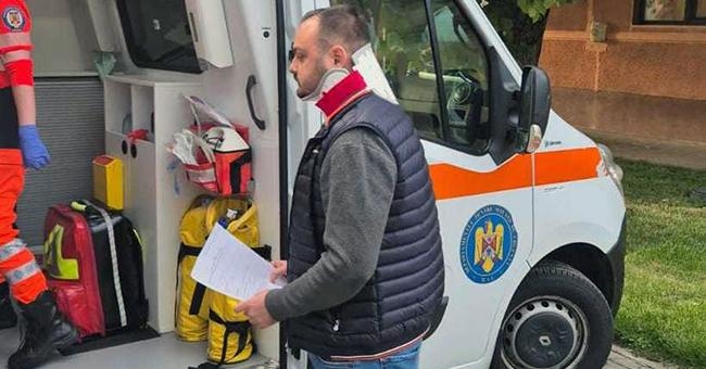 Bărbatul care l-a lovit cu o sticlă în cap pe primarul din Șandra, trimis în judecată pentru ultraj