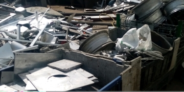 Firmă din Timișoara care aduna deșeuri, amendată cu 50.000 lei de Garda de Mediu FOTO