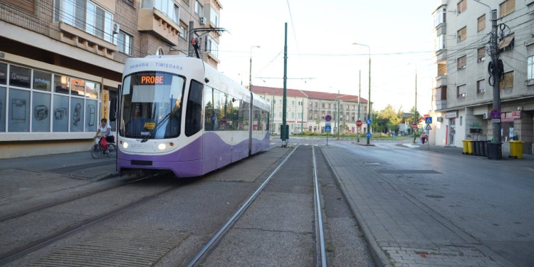 Tramvaiele Armonia, în teste, pe linia 7