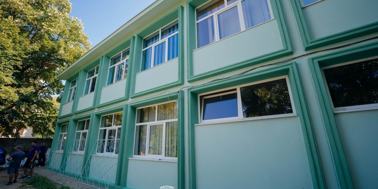 Punct de drop-off nou și fațadă renovată la Școala Gimnazială 21 din Timișoara FOTO