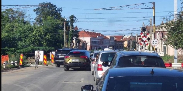 Doi șoferi, amendați și lăsați fără permis după ce au depășit o coloană de mașini care aștepta la o barieră de cale ferată din Timiș