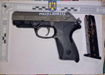 Percheziție în locuința unui tânăr de 20 ani! Polițiștii din Timiș au găsit pistoale și droguri FOTO