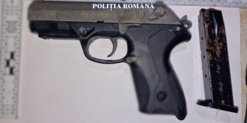 Percheziție în locuința unui tânăr de 20 ani! Polițiștii din Timiș au găsit pistoale și droguri FOTO