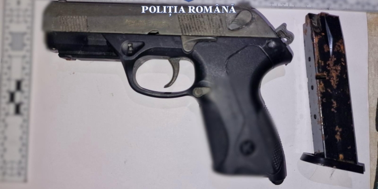 Percheziție în locuința unui tânăr de 20 ani! Polițiștii din Timiș au găsit pistoale și droguri FOTO