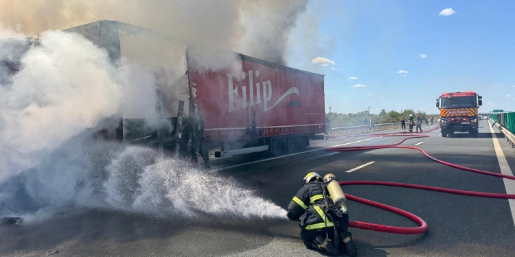 Un tir a luat foc pe autostrada A1, în județul Timiș FOTO