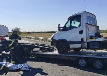 Accident grav pe A1, în apropiere de Recaș! Bărbat încarcerat după ce un microbuz și un tir s-au ciocnit FOTO