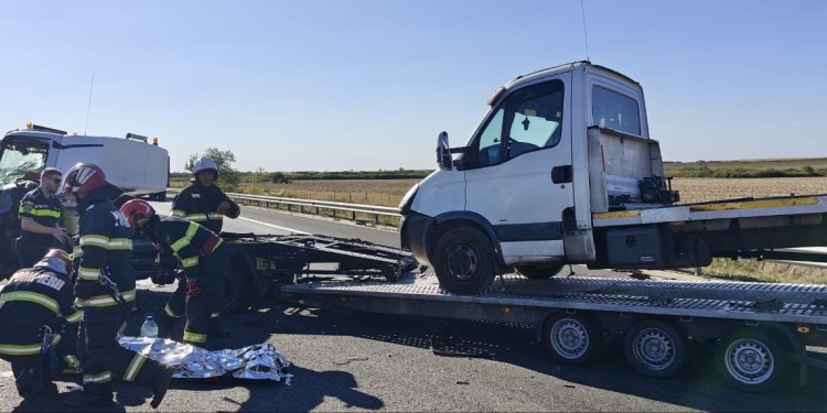 Accident grav pe A1, în apropiere de Recaș! Bărbat încarcerat după ce un microbuz și un tir s-au ciocnit FOTO