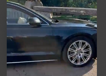 O mașină de lux, la un pas să cadă în Bega, după ce un șofer l-a lovit intenționat pe altul