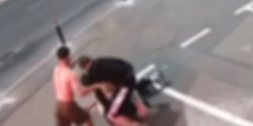 La Timișoara, ca-n Vestul Sălbatic! Trei tineri au bătut până la leșin un bărbat, în fața unui cazinou