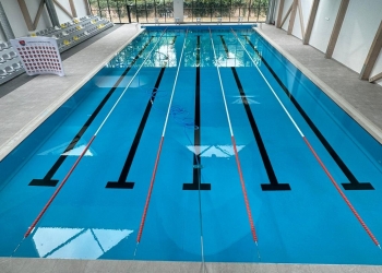 CJ Timiș va monta panouri fotovoltaice lângă bazinul de înot din Jimbolia pentru a scădea facturile la întreținere