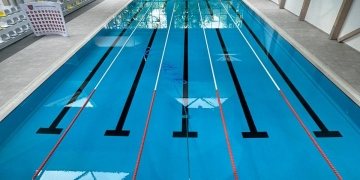 CJ Timiș va monta panouri fotovoltaice lângă bazinul de înot din Jimbolia pentru a scădea facturile la întreținere