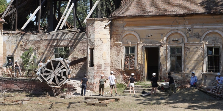 Început energic la Conacul Petala din Timiș. A început curățenia