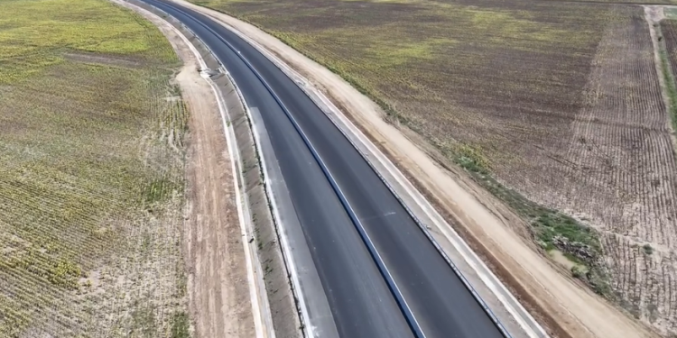 Stratul de uzură, turnat pe 40% din noua descărcare de pe autostrada A1, de la Sânandrei