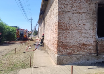 O casă din Timiș a luat foc de la o lumânare lăsată aprinsă