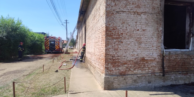 O casă din Timiș a luat foc de la o lumânare lăsată aprinsă