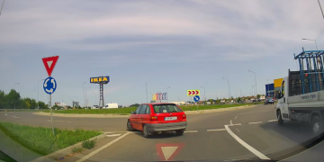 Șoferiță căutată de polițiști după ce a intrat invers într-un sens giratoriu din Timișoara