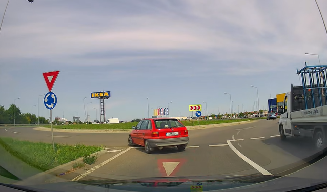 Șoferiță căutată de polițiști după ce a intrat invers într-un sens giratoriu din Timișoara