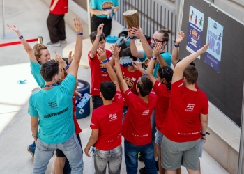 Supereroii se întorc la școală! Asociația „Ora lui Robert” ajută 100 de copii