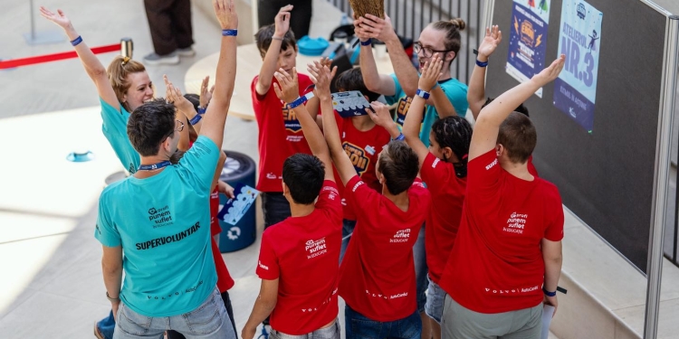 Supereroii se întorc la școală! Asociația „Ora lui Robert” ajută 100 de copii