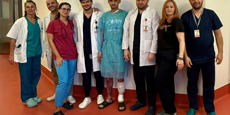 Un tânăr cu arsuri grave, salvat cu ajutorul unui tratament inovativ la Spitalul Județean Timișoara