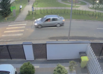 Inconștiență! Un bărbat a urmărit cu mașina doi copii pe bicicletă într-un parc din Dumbrăvița