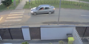 Inconștiență! Un bărbat a urmărit cu mașina doi copii pe bicicletă într-un parc din Dumbrăvița