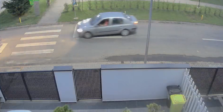 Inconștiență! Un bărbat a urmărit cu mașina doi copii pe bicicletă într-un parc din Dumbrăvița