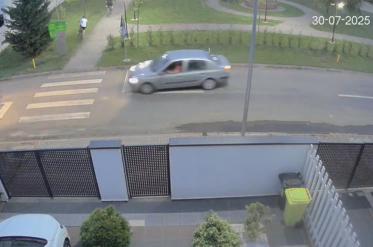 Inconștiență! Un bărbat a urmărit cu mașina doi copii pe bicicletă într-un parc din Dumbrăvița