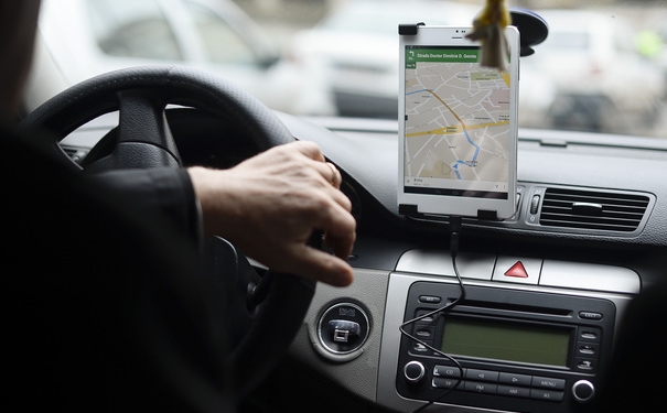 Accident provocat de un șofer Uber la Timișoara, în timp ce punea mâna pe piciorul clientei de 19 ani