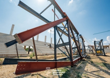 Începe montarea acoperișului noului stadion de pe Calea Buziașului FOTO