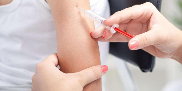 Spitalul CFR din Timișoara: Adolescenții și tinerii cu vârstele între 11 și 26 de ani beneficiază de vaccinare anti-HPV gratuită