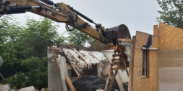 Construcții ilegale din Ciarda Roșie, puse la pământ de Primăria Timișoara FOTO