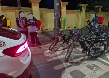 Bicicliști și trotinetiști care trec pe culoarea roșie și circulă fără echipament, amendați la Timișoara
