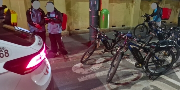 Bicicliști și trotinetiști care trec pe culoarea roșie și circulă fără echipament, amendați la Timișoara