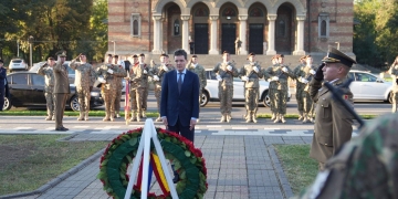 Nicușor Dan a început vizita la Timișoara cu un moment de reculegere la Monumentul Crucificării FOTO