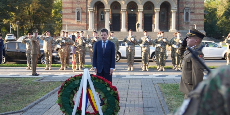 Nicușor Dan a început vizita la Timișoara cu un moment de reculegere la Monumentul Crucificării FOTO