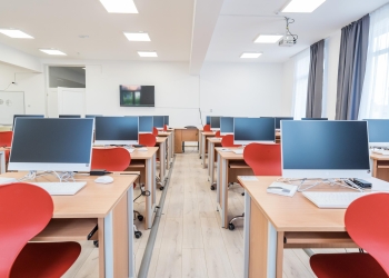 Zeci de mii de elevii din vestul țării au început școala în săli de clasă modernizate cu bani europeni FOTO