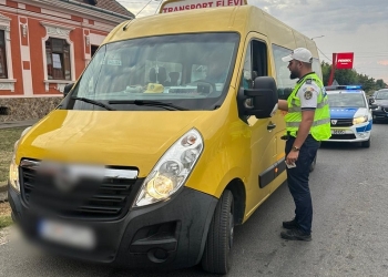 Microbuzele pentru transportul elevilor din Timiș, controlate de polițiști FOTO