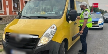 Microbuzele pentru transportul elevilor din Timiș, controlate de polițiști FOTO