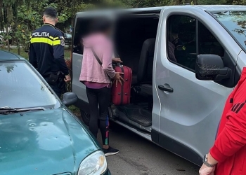 Copii de cinci ani, puși de mamă să cerșească, la Timișoara