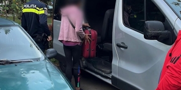 Copii de cinci ani, puși de mamă să cerșească, la Timișoara