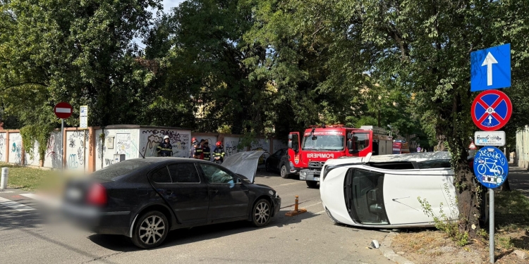 Doi adulți și o fetiță de doi ani, răniți în urma unui accident într-o intersecție din Timișoara