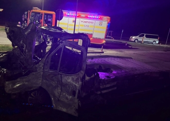 O camionetă care transporta trei mașini a ars ca o torță pe autostrada A1, în vestul țării